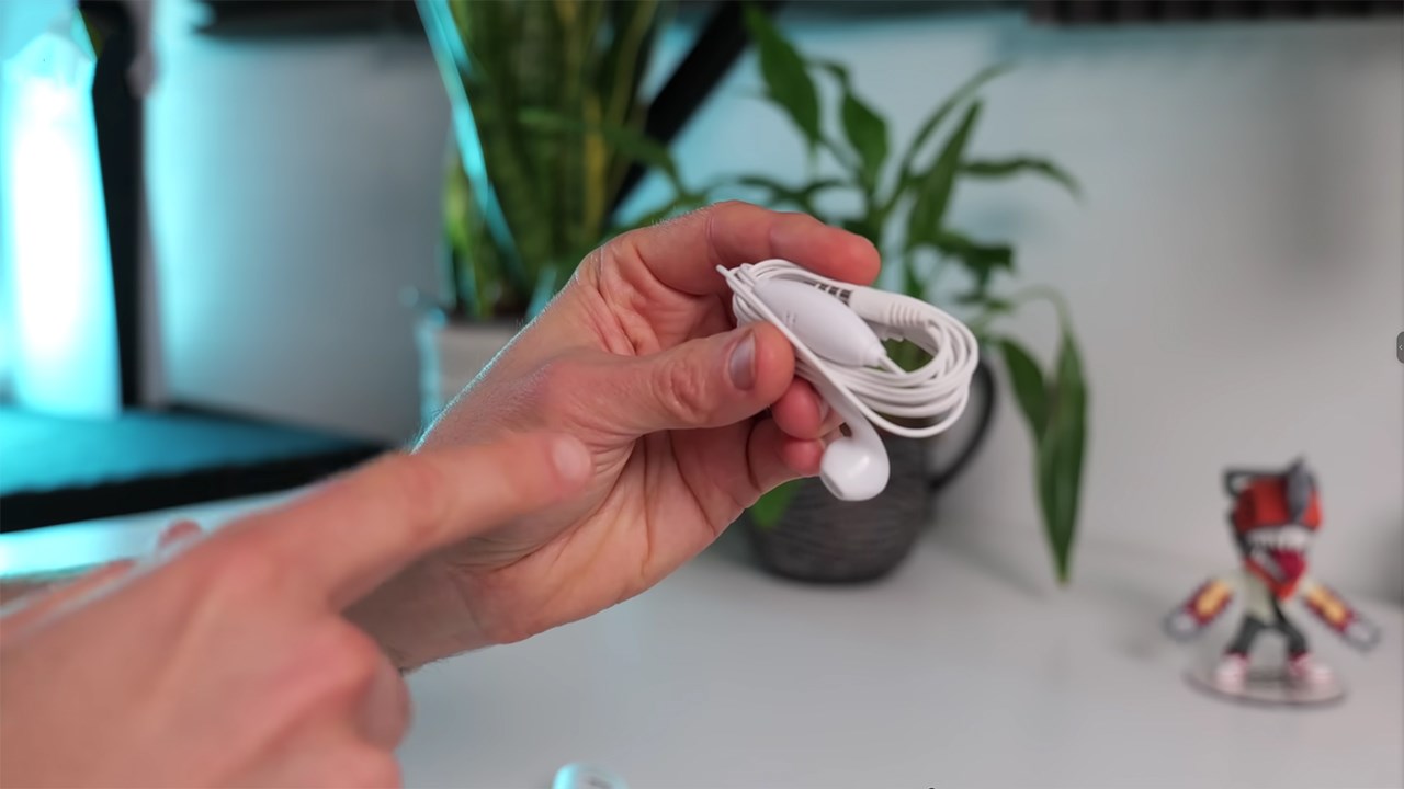 Hãng còn tặng kèm tai nghe dây. Nguồn: The Tech Spurt.