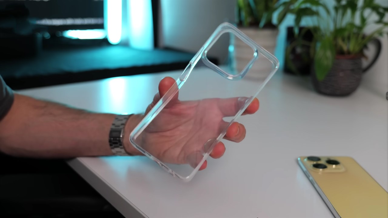 Bên trong hộp còn có thêm ốp lưng trong. Nguồn: Tech Spurt.