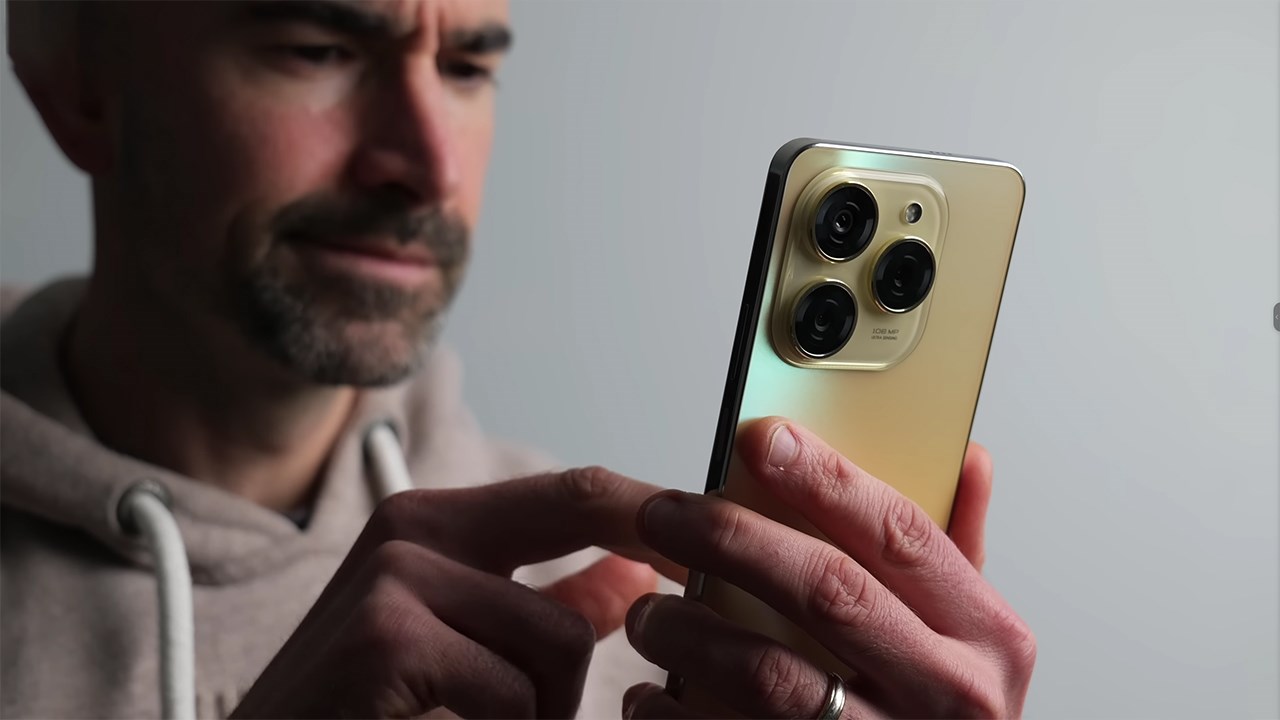 Tecno Spark 20 Pro cho trải nghiệm cầm nắm rất thoải mái. Nguồn: Tech Spurt.