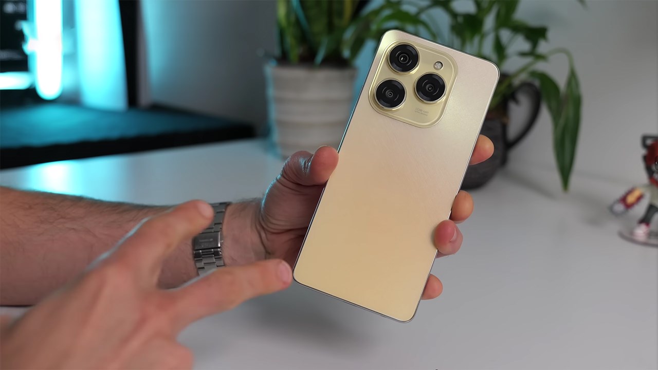 Mặt lưng Tecno Spark 20 Pro được hoàn thiện dạng nhám nên hạn chế tốt tình trạng bám mồ hôi, dấu vân tay. Nguồn: Tech Spurt.