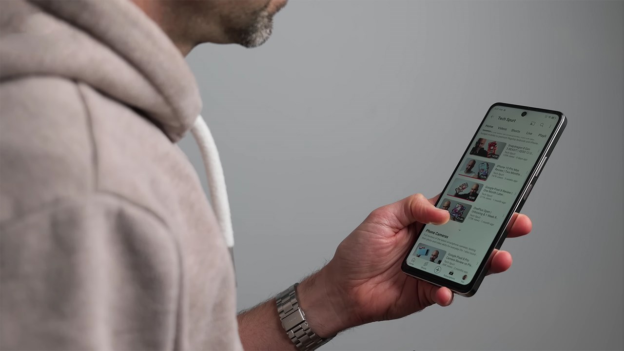 Thiết bị còn được trang bị dung lượng RAM 8 GB và 256 GB Bộ nhớ trong. Nguồn: Tech Spurt.