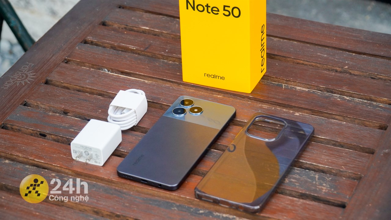 Bên trong hộp đựng realme Note 50 còn được trang bị đầy đủ phụ kiện cần thiết bên trong.