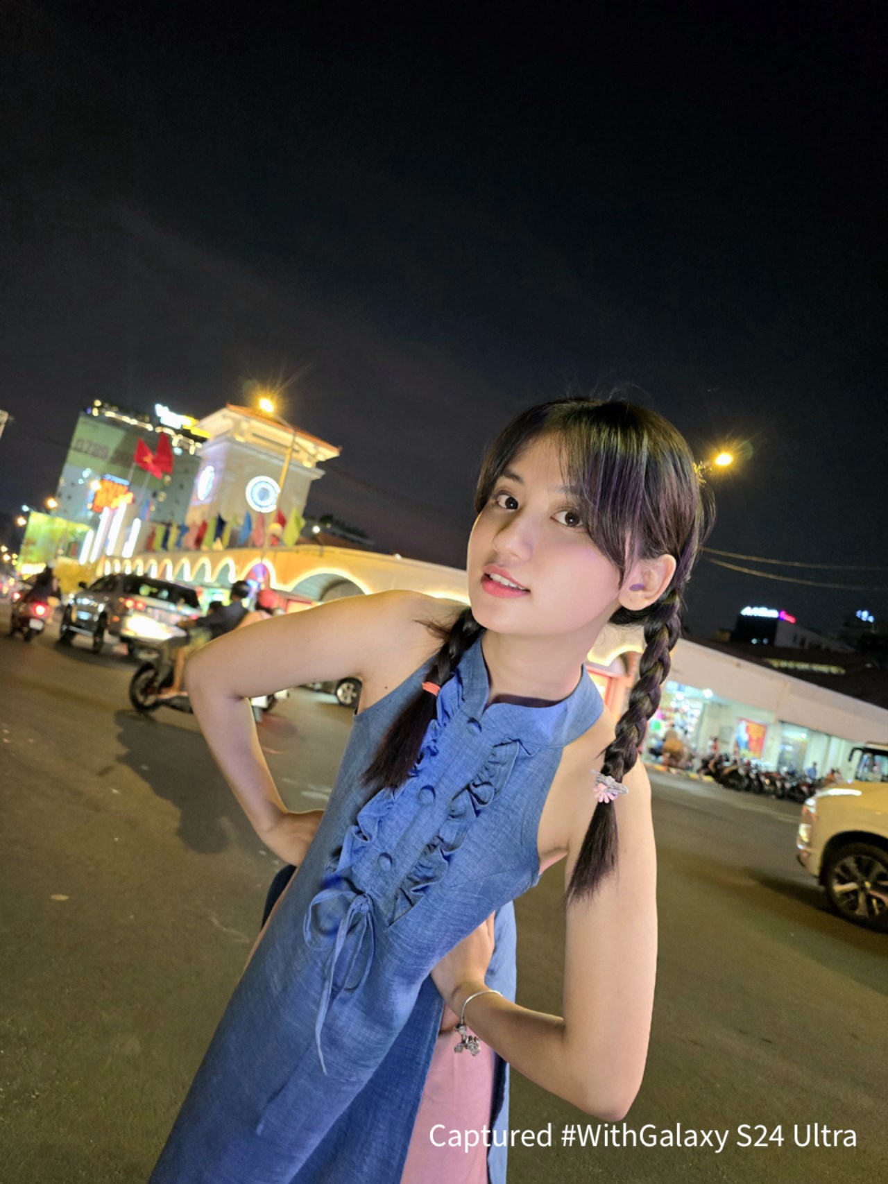 Mình tranh thủ chụp thêm một kiểu ảnh trước khi sang phố đi bộ Nguyễn Huệ.