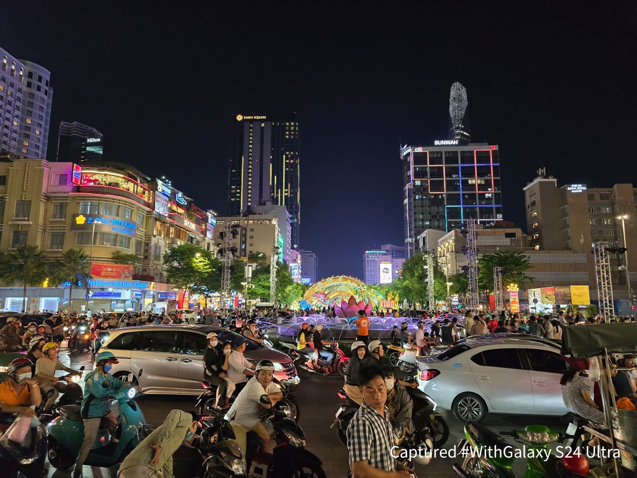 Khung cảnh đường hoa Nguyễn Huệ đầy nhộn nhịp qua ống kính của Galaxy S24 Ultra.