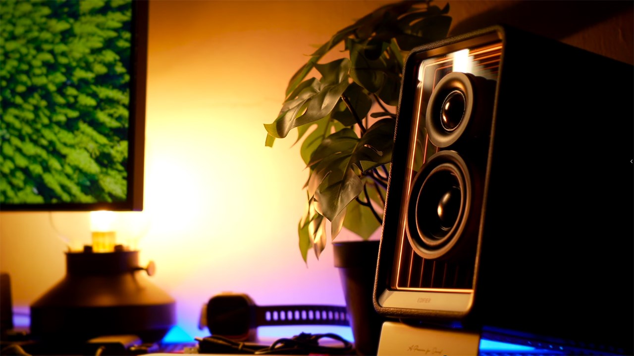 Mặt trước của Edifier QR65 ngoài bọc kính thì còn có thêm hệ thống đèn led hỗ trợ bên trong. Nguồn: Sean Talks Tech.