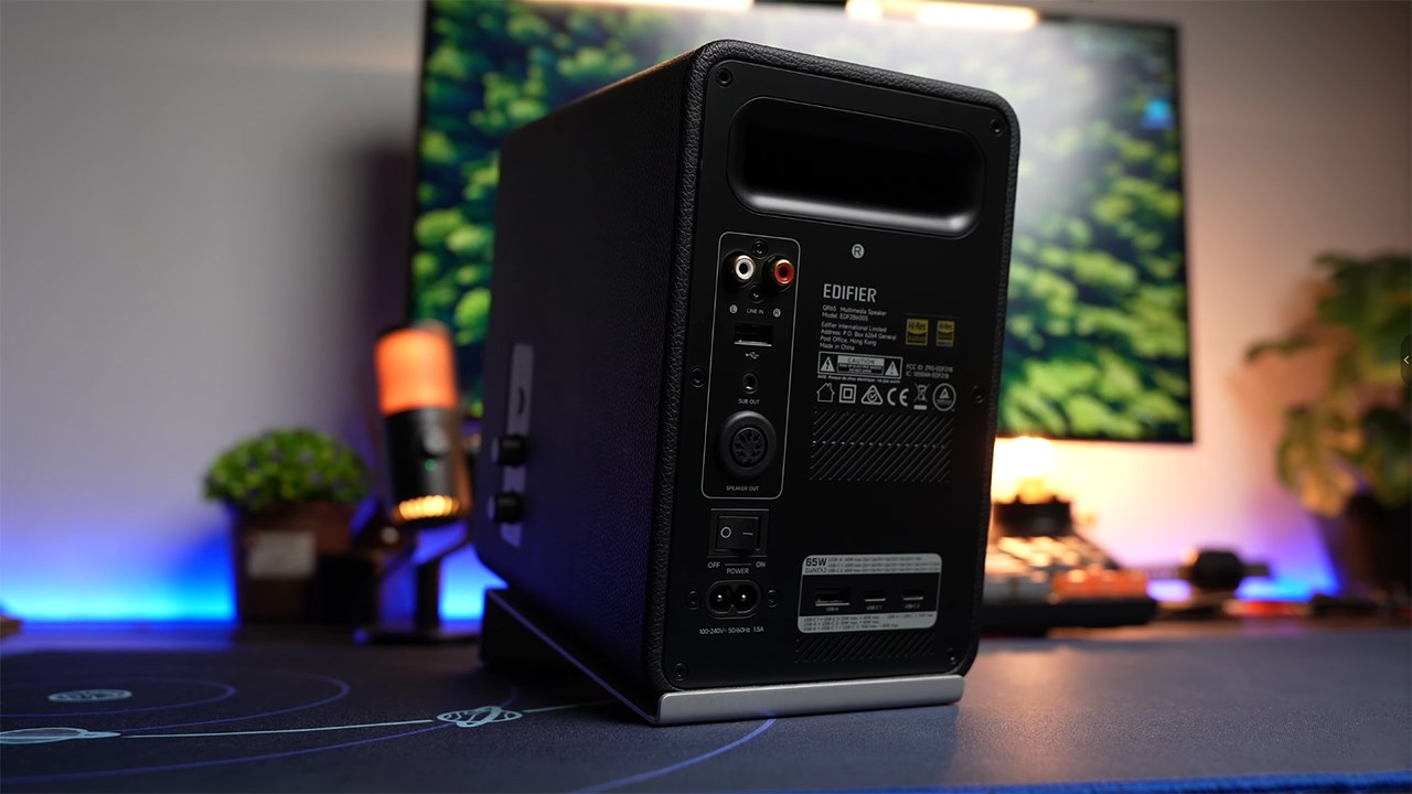 Mặt sau của Edifier QR65 có nhiều cổng kết nối đi kèm ở bên trong. Nguồn: Sean Talks Tech.