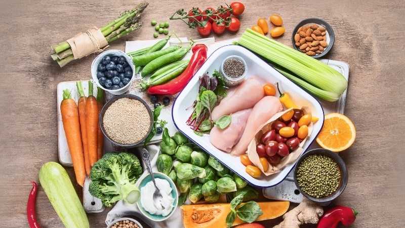 Nên lựa chọn các thực phẩm tươi sạch để đảm bảo dinh dưỡng và an toàn vệ sinh
