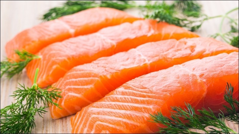 Cá hồi chứa nhiều axit béo omega-3 có lợi cho gan