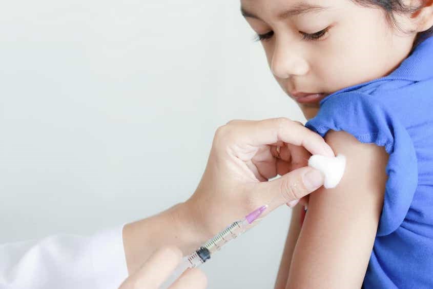 Tiêm phòng đầy đủ cho bé để ngăn ngừa cúm mùa