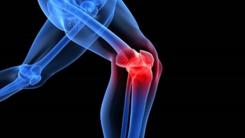 Thoái hóa khớp gối giai đoạn 2 có thể xuất hiện đau khi di chuyển trong thời gian dài