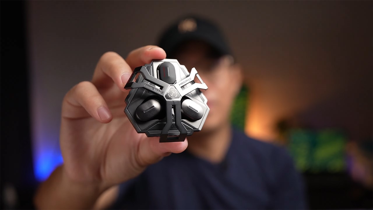 Phần nắp ngoài của Edifier Hecate GX05 được làm rất đẹp và xoay tròn được. Nguồn: Sean Talks Tech.