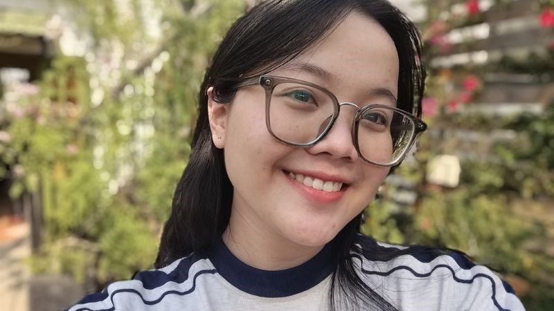 Ảnh selfie được chụp bởi Redmi Note 13 được xử lý xóa phông tương đối tốt Ảnh selfie được chụp bởi Redmi Note 13 được xử lý xóa phông tương đối tốt