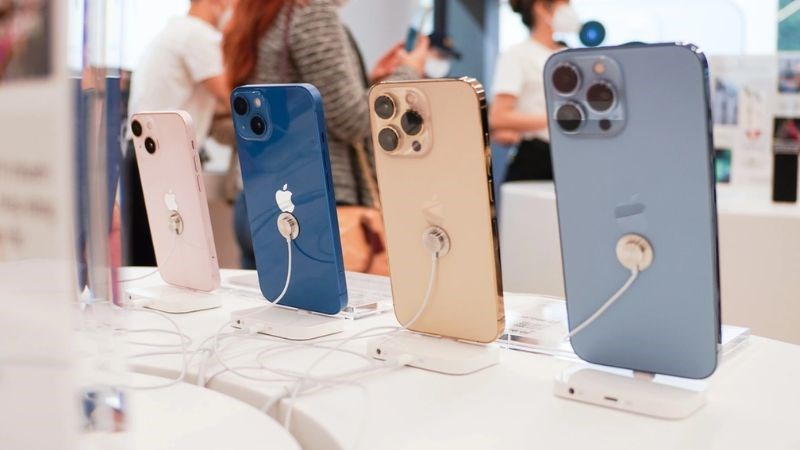 iPhone 13 sở hữu dung lượng pin 4352 mAh, thoải m&aacute;i sử dụng cả ng&agrave;y kh&ocirc;ng cần sạc nhiều