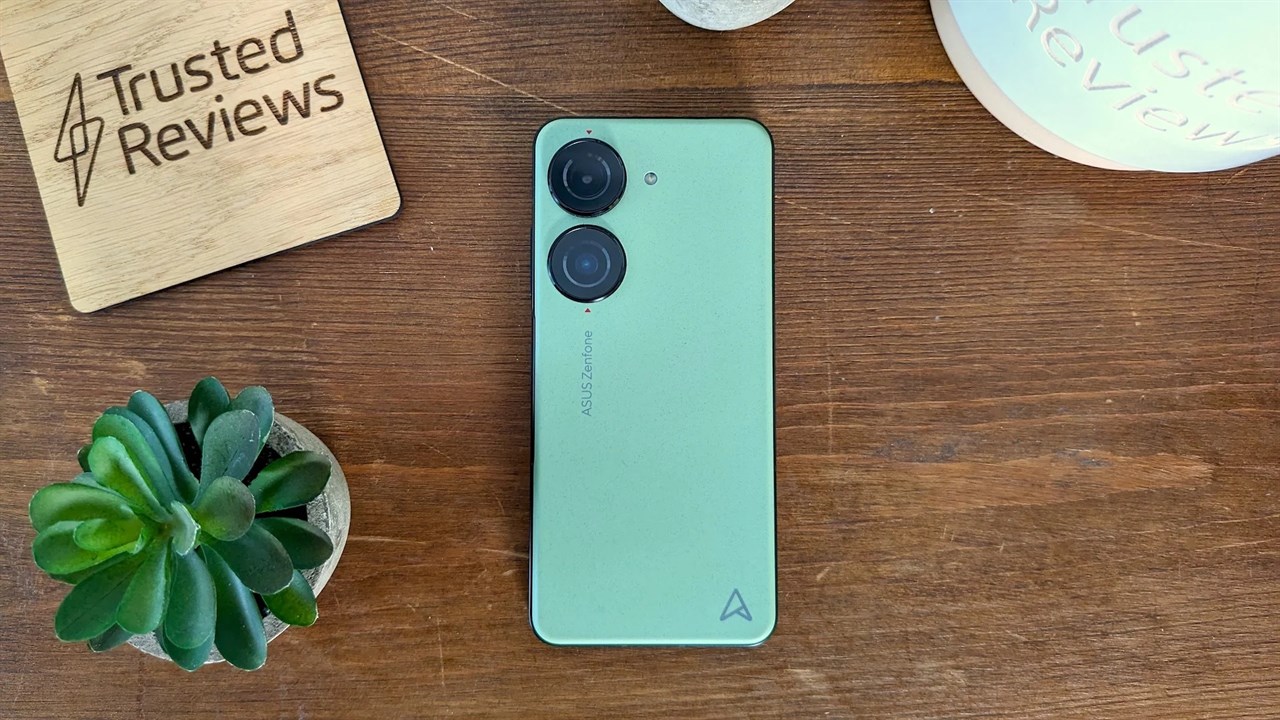 ASUS Zenfone 11 Ultra còn có thể mang lại trải nghiệm sử dụng lâu dài cho người dùng do được trang bị viên pin 5.500 mAh (ảnh minh họa: ASUS Zenfone 10). Nguồn: Trusted Reviews. ASUS Zenfone 11 Ultra còn có thể mang lại trải nghiệm sử dụng lâu dài cho người dùng do được trang bị viên pin 5.500 mAh (ảnh minh họa: ASUS Zenfone 10). Nguồn: Trusted Reviews.