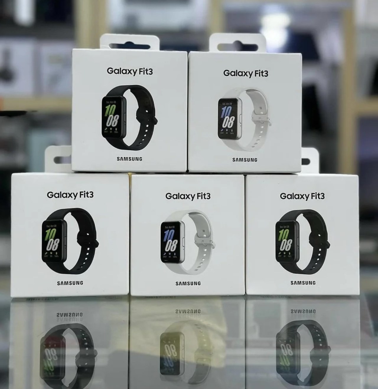 Galaxy Fit3 được bán ra với các màu Xám, Bạc, và Vàng hồng