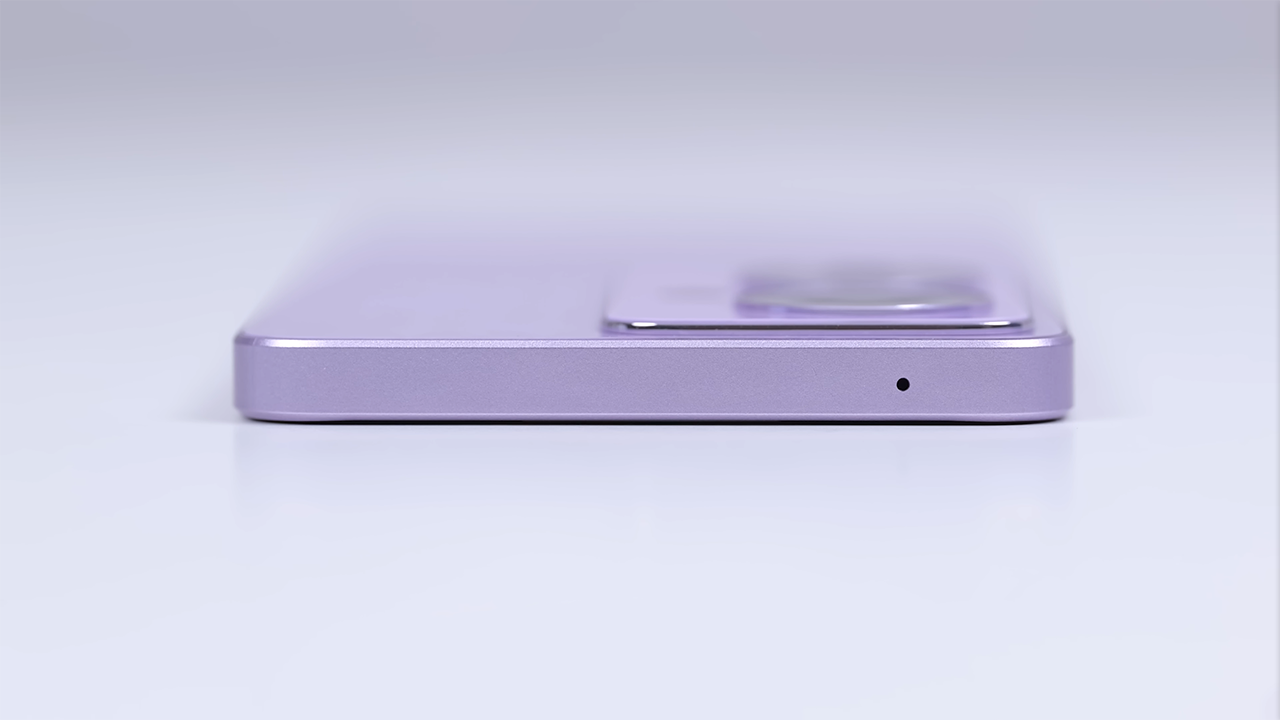 Cạnh trên chứa mic phụ. Nguồn: StepGeekTV Online.