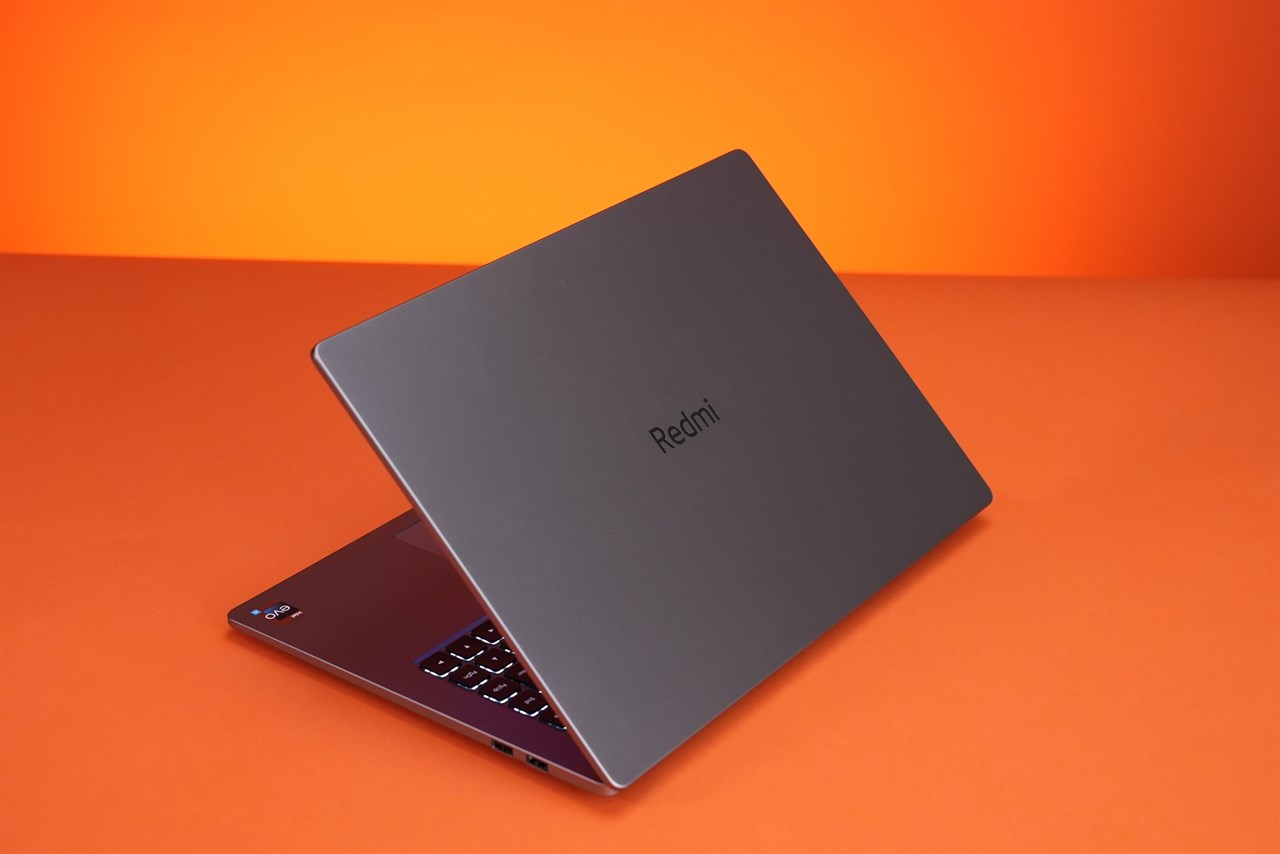 Bản lề của Redmi Book 16 2024 còn được hoàn thiện chắc chắn. Nguồn: Weibo.