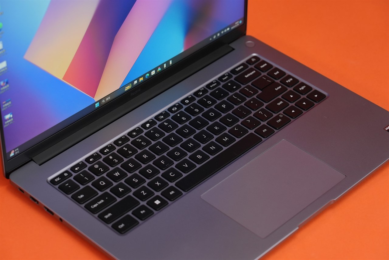 Redmi Book 16 2024 được trang bị bàn phím layout 75% và trackpad xịn. Nguồn: Weibo.