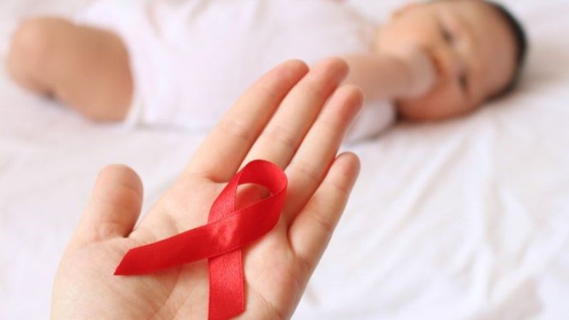 HIV có thể lây từ mẹ sang con trong quá trình mang thai, chuyển dạ và khi cho con bú