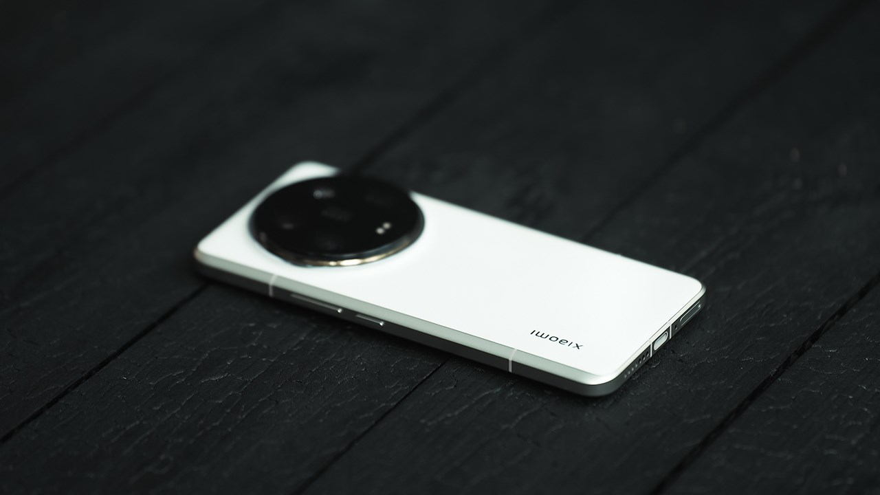 Xiaomi 14 Ultra phiên bản mặt lưng da màu trắng. Nguồn: Weibo.