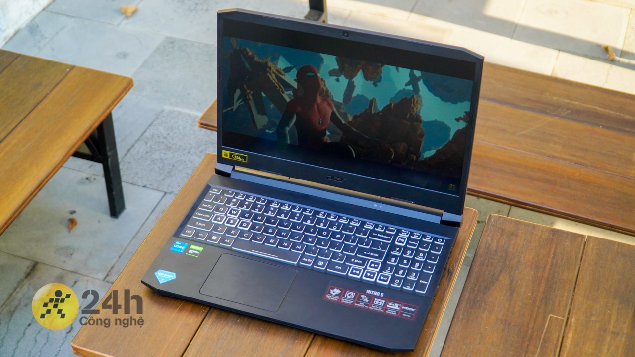 Bàn phím của Acer Nitro 5 AN515 57 5669 còn có hệ thống đèn led RGB.