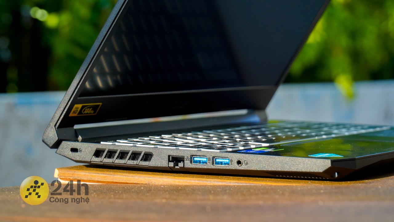 Cạnh trái của Acer Nitro 5 AN515 57 5669.