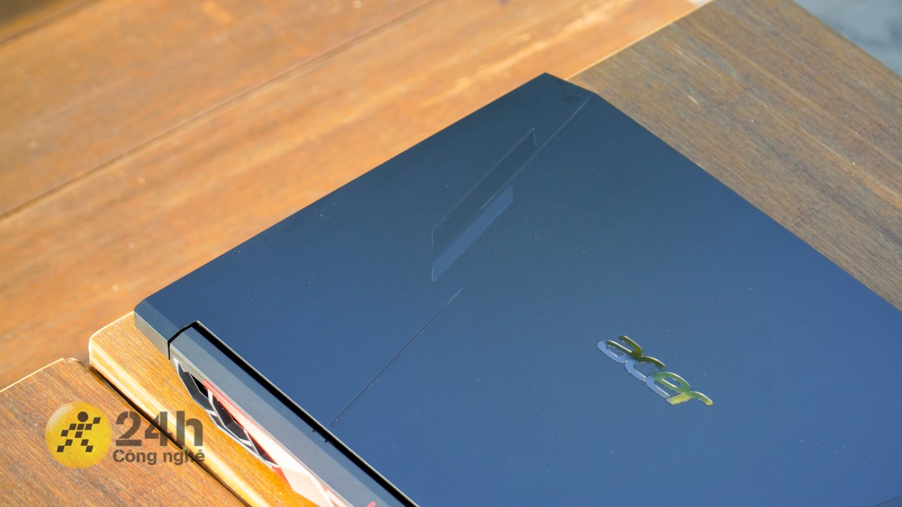 Acer Nitro 5 AN515 57 5669 dễ bám mồ hôi và dấu vân tay do được làm dạng bóng.