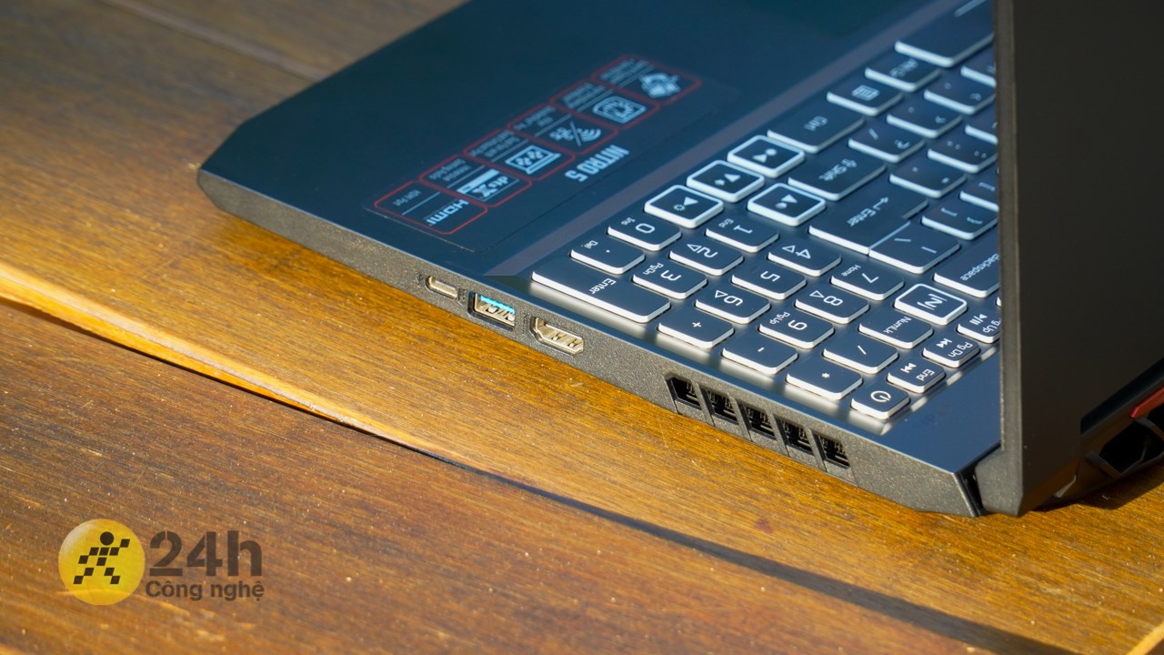 Cạnh phải của Acer Nitro 5 AN515 57 5669.