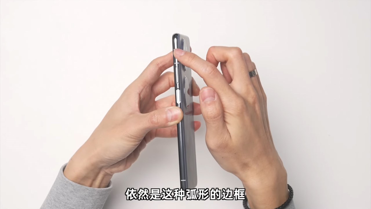 Trong khi đó, cạnh phải của thiết bị là nơi đặt cụm phím tăng/giảm âm lượng và phím nguồn kiêm cảm biến vân tay. Nguồn: 李大锤同学.