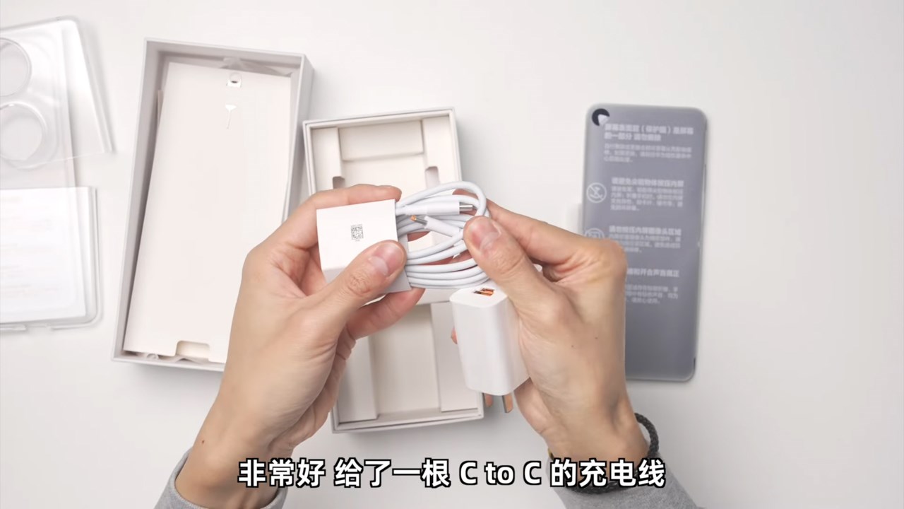 Cáp sạc USB C-to-C được tặng kèm trong hộp của Huawei Pocket 2. Nguồn: 李大锤同学.