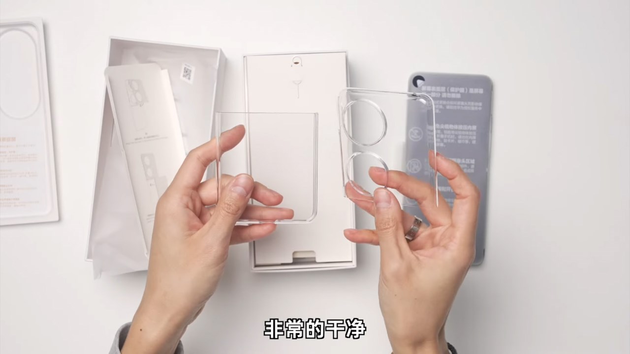 Hai mảnh ốp lưng trong suốt của Huawei Pocket 2. Nguồn: 李大锤同学.