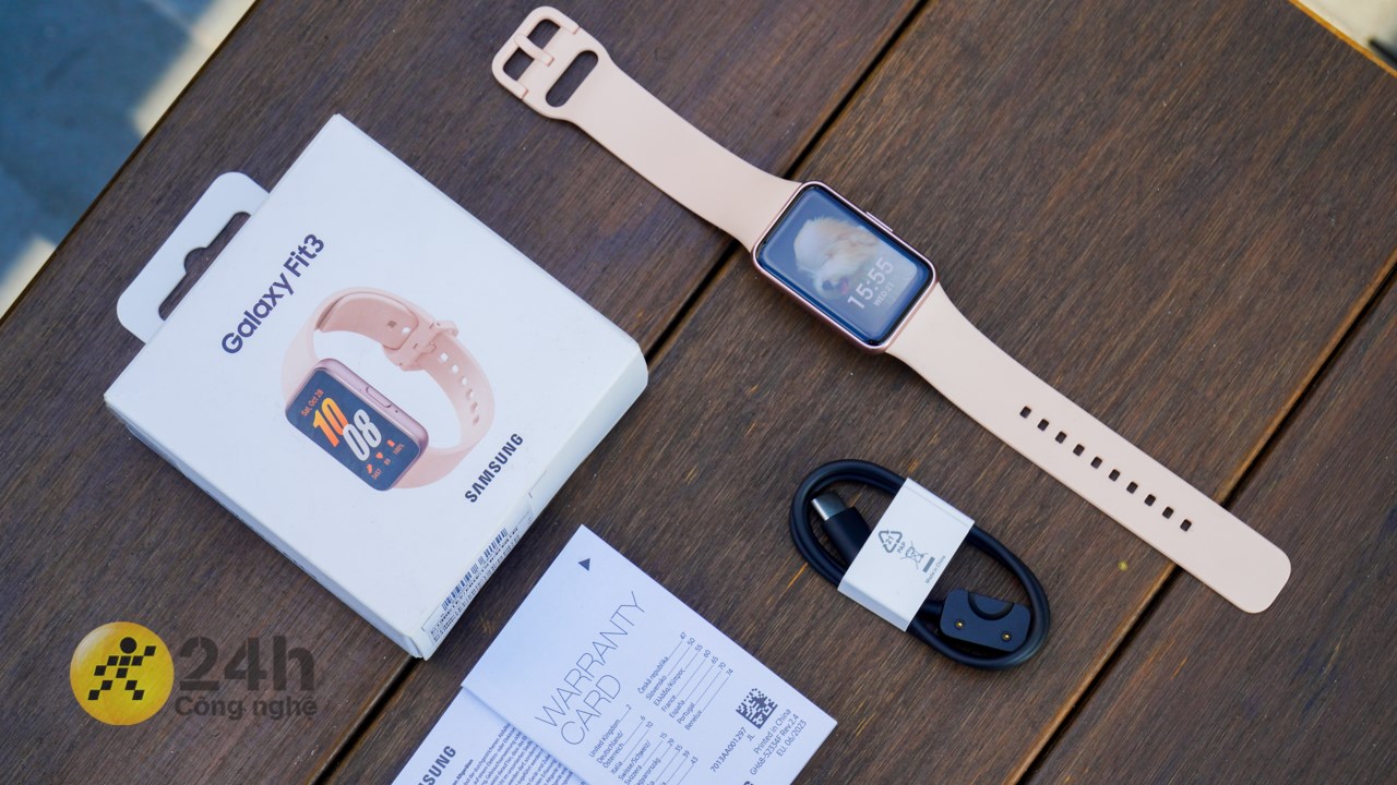 Bên trong hộp Galaxy Fit3 được trang bị đầy đủ phụ kiện cần thiết.