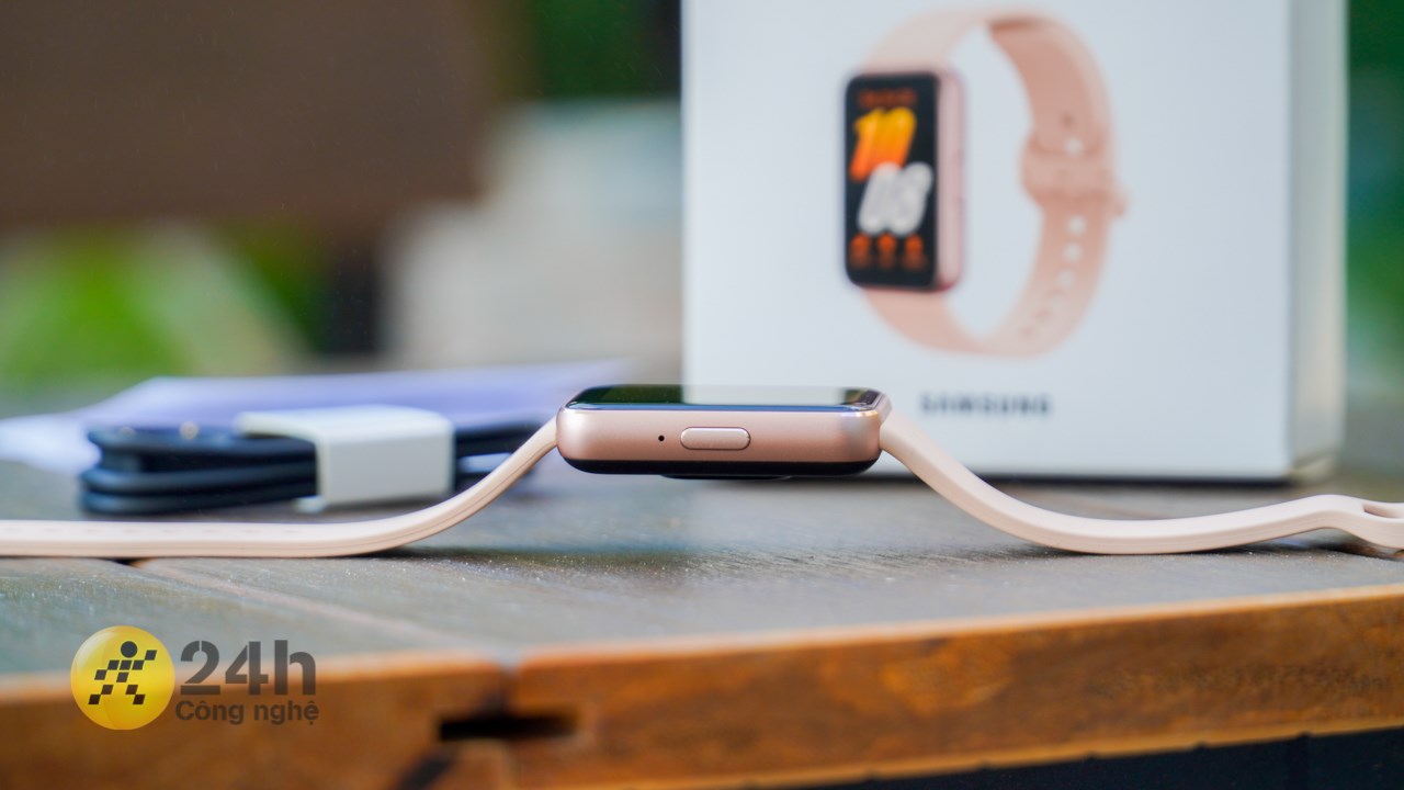 Galaxy Fit3 còn được trang bị mic và nút bấm vật lý ở cạnh phải.