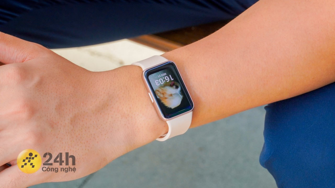 Galaxy Fit3 có kích thước vừa phải đẻ mang lại trải nghiệm đeo thoải mái.