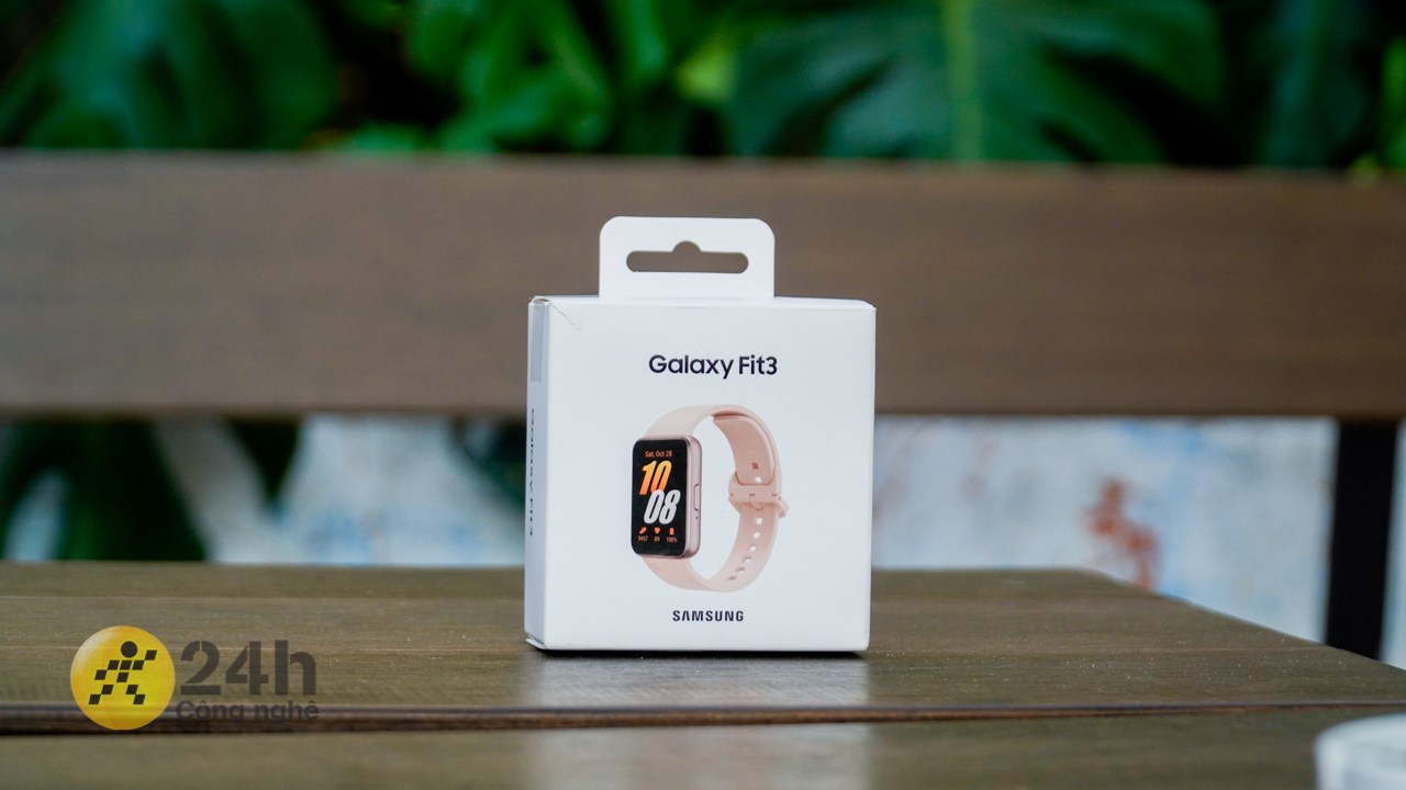 Hộp đựng của Galaxy Fit3 được thiết kế đơn giản và trực quan.