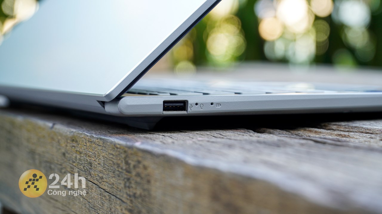 Cạnh trái của ASUS Vivobook 15 X1504ZA có duy nhất một cổng USB-A 2.0