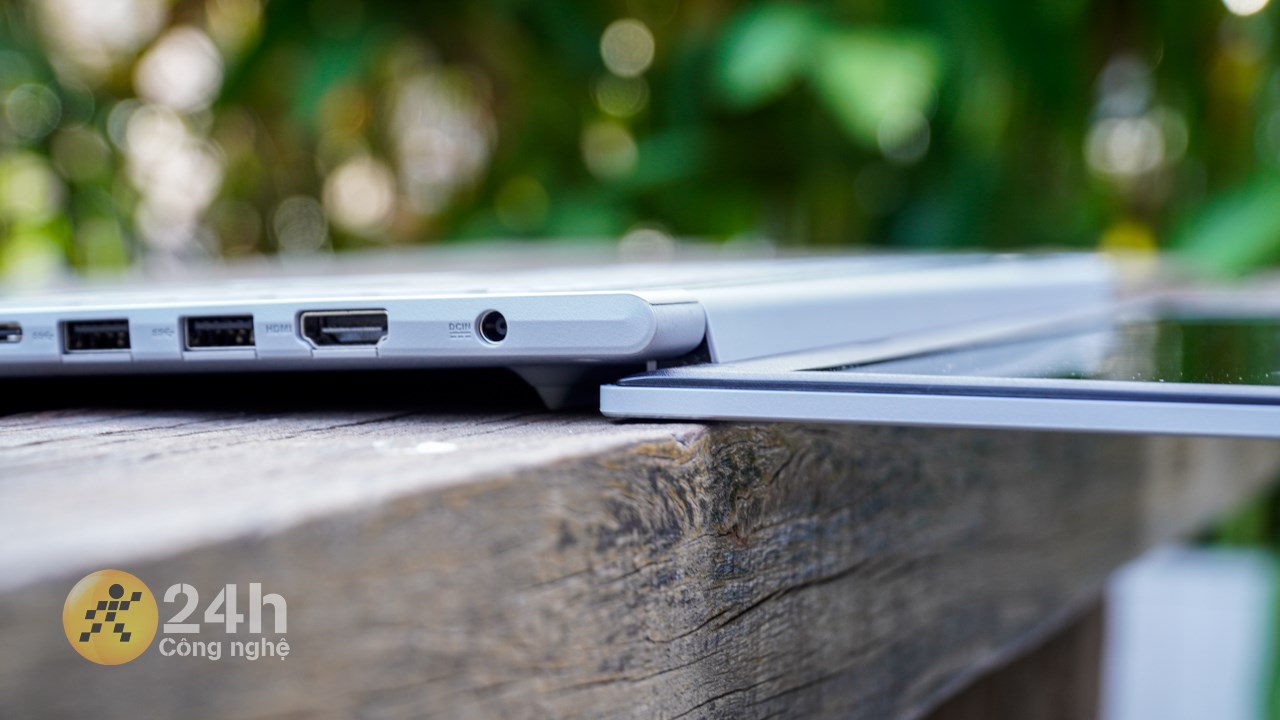 Bản lề của ASUS Vivobook 15 X1504ZA có thể mở rộng 180 độ