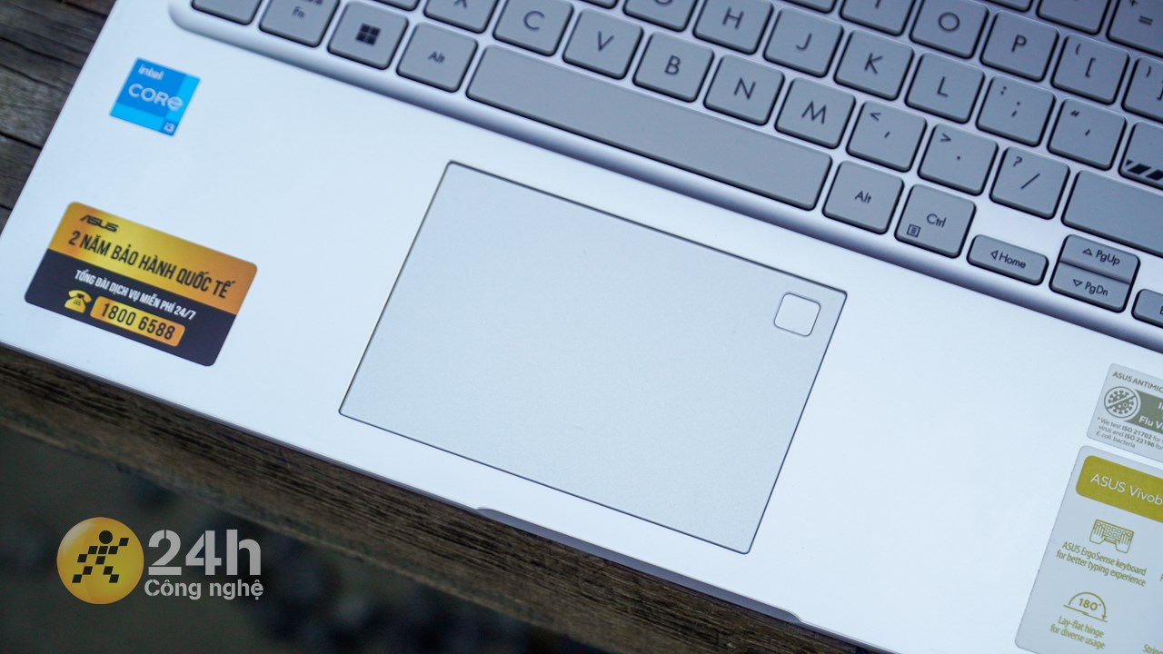 Bàn di chuột của ASUS Vivobook 15 X1504ZA có độ phản hồi nhanh nhạy