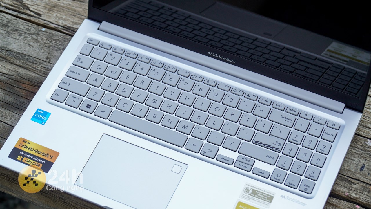 ASUS Vivobook 15 X1504ZA được trang bị bàn phím full size rộng rãi.