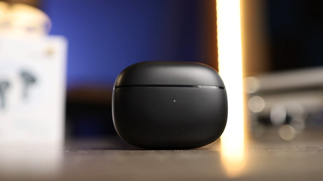 Hộp sạc của EarFun Air 2 có hình oval với tông màu đen làm chủ đạo. Nguồn: Gamesky. Hộp sạc của EarFun Air 2 có hình oval với tông màu đen làm chủ đạo. Nguồn: Gamesky.