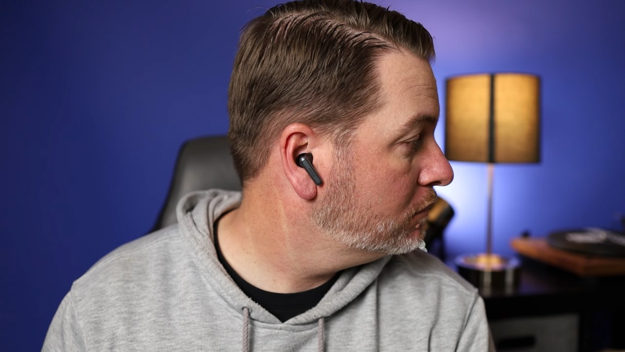 Theo chia sẻ của YouTuber Gamesky, tai nghe EarFun Air 2 cho cảm giác đeo thoải mái gần giống với AirPods Pro. Nguồn: Gamesky. Theo chia sẻ của YouTuber Gamesky, tai nghe EarFun Air 2 cho cảm giác đeo thoải mái gần giống với AirPods Pro. Nguồn: Gamesky.