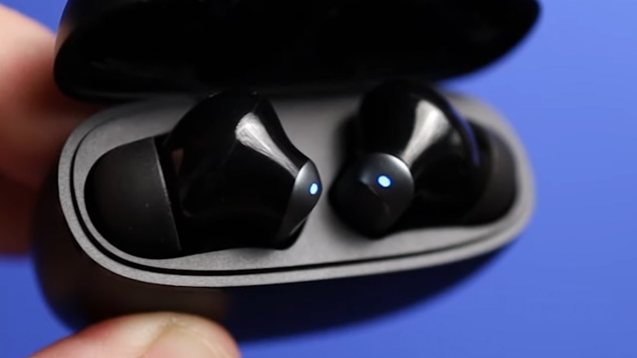 Trên đỉnh của mỗi tai nghe EarFun Air 2 đều có đèn LED đơn dùng để thông báo trạng thái kết nối. Nguồn: Gamesky. Trên đỉnh của mỗi tai nghe EarFun Air 2 đều có đèn LED đơn dùng để thông báo trạng thái kết nối. Nguồn: Gamesky.