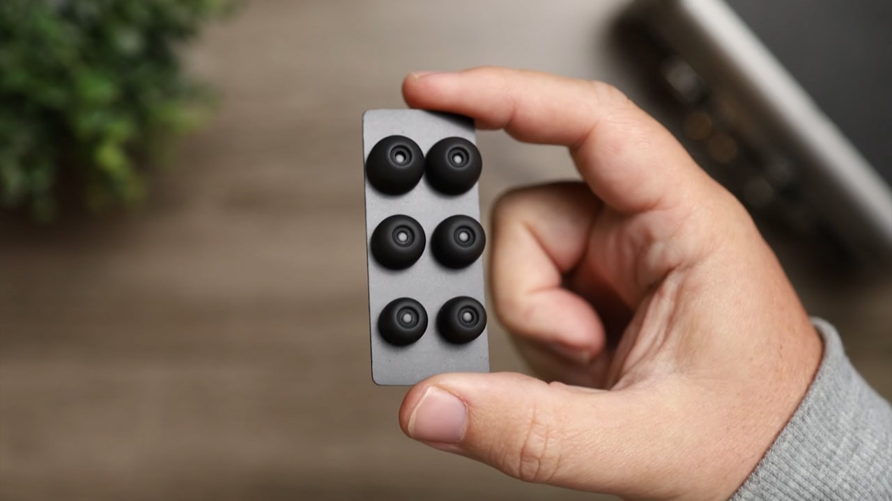 Ngoài ra, trong hộp đựng cũng tặng kèm những đầu eartips với các kích thước khác nhau. Nguồn: Gamesky. Ngoài ra, trong hộp đựng cũng tặng kèm những đầu eartips với các kích thước khác nhau. Nguồn: Gamesky.