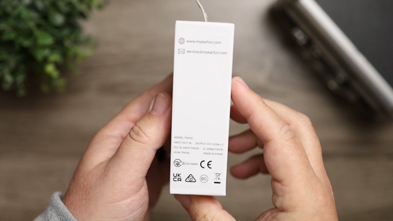 Trong khi đó, cạnh trái của hộp in một số thông tin về các chứng chỉ, số model, dòng điện đầu vào, đầu ra,... của EarFun Air 2. Nguồn: Gamesky. Trong khi đó, cạnh trái của hộp in một số thông tin về các chứng chỉ, số model, dòng điện đầu vào, đầu ra,... của EarFun Air 2. Nguồn: Gamesky.