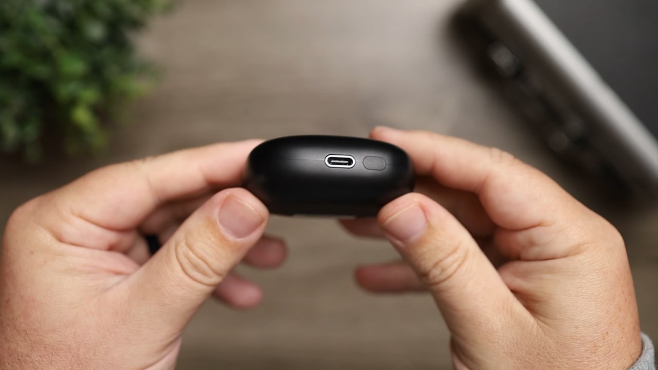 Ngoài ra, cạnh đáy của hộp sạc EarFun Air 2 là nơi đặt cổng sạc USB-C và phím bấm vật lý dùng để reset tai nghe. Nguồn: Gamesky. Ngoài ra, cạnh đáy của hộp sạc EarFun Air 2 là nơi đặt cổng sạc USB-C và phím bấm vật lý dùng để reset tai nghe. Nguồn: Gamesky.