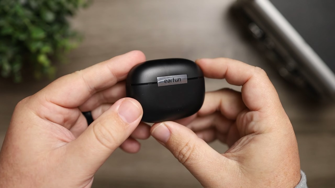 Phần bản lề của hộp sạc EarFun Air 2 có màu xám cùng logo của EarFun tạo điểm nhấn cho sản phẩm. Nguồn: Gamesky. Phần bản lề của hộp sạc EarFun Air 2 có màu xám cùng logo của EarFun tạo điểm nhấn cho sản phẩm. Nguồn: Gamesky.