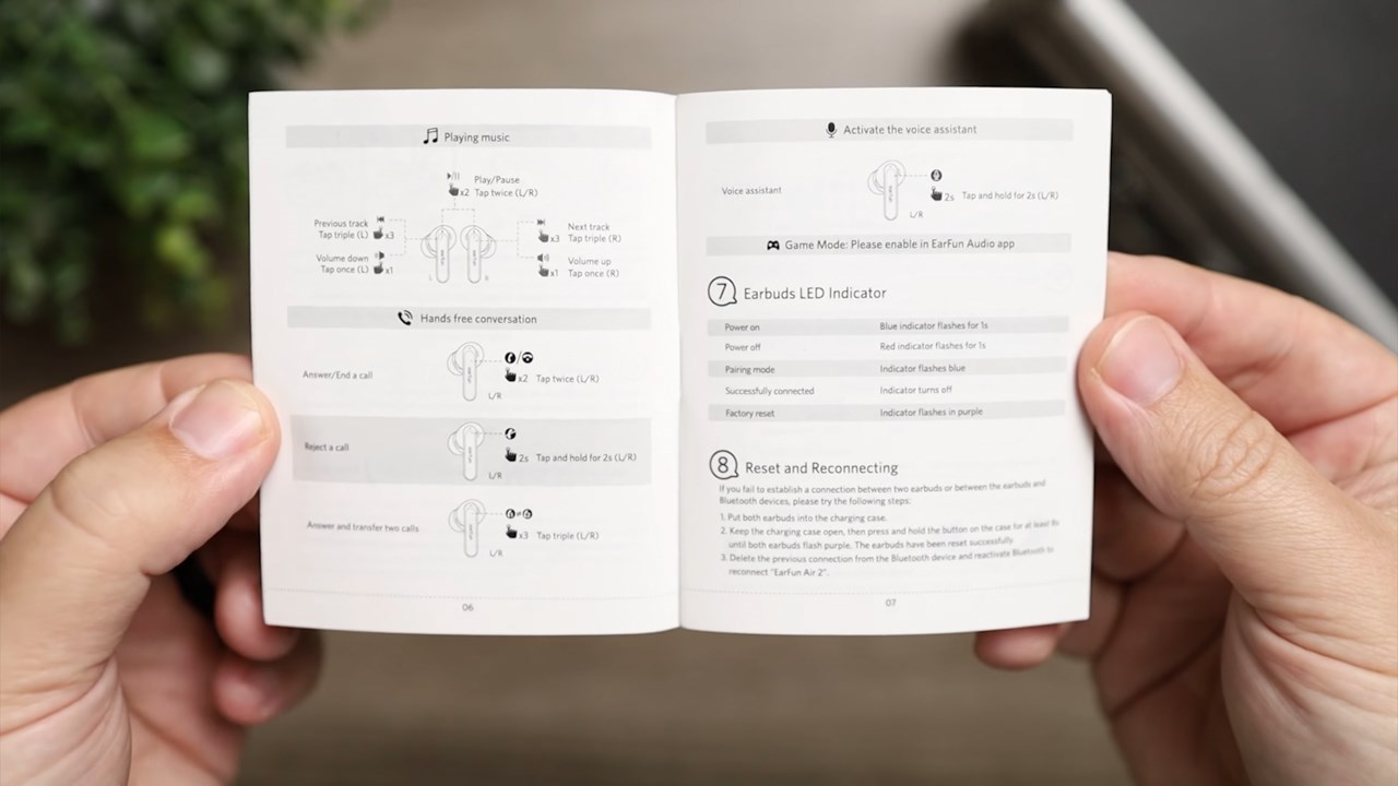 Bên trong sách hướng dẫn này in đầy đủ các chức năng, tính năng của EarFun Air 2, đặc biệt là các thao tác cử chỉ. Nguồn: Gamesky. Bên trong sách hướng dẫn này in đầy đủ các chức năng, tính năng của EarFun Air 2, đặc biệt là các thao tác cử chỉ. Nguồn: Gamesky.