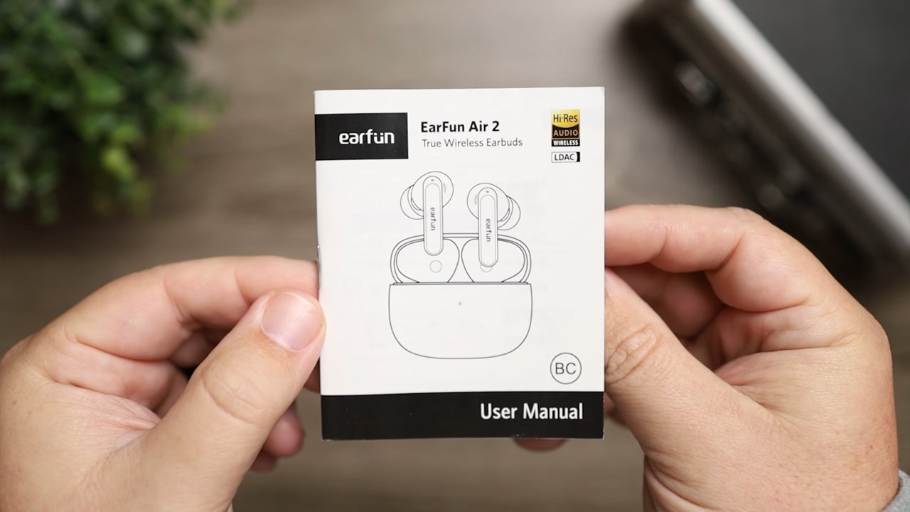 Mở ra bên trong hộp đựng của EarFun Air 2, chúng ta có sách hướng dẫn sử dụng sản phẩm. Nguồn: Gamesky. Mở ra bên trong hộp đựng của EarFun Air 2, chúng ta có sách hướng dẫn sử dụng sản phẩm. Nguồn: Gamesky.
