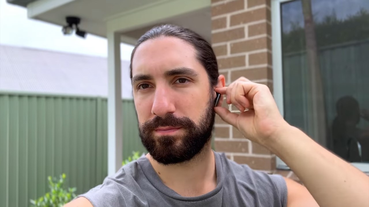 YouTuber Picky Audio cũng nhận thấy tai nghe EarFun Air 2 không dễ dàng rơi ra khi anh ấy thực hiện các vận động mạnh. Nguồn: Picky Audio. YouTuber Picky Audio cũng nhận thấy tai nghe EarFun Air 2 không dễ dàng rơi ra khi anh ấy thực hiện các vận động mạnh. Nguồn: Picky Audio.