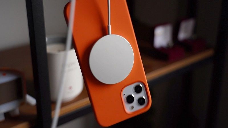 Sạc kh&ocirc;ng d&acirc;y Apple tr&ecirc;n iPhone 12